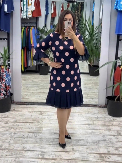 Mille | Damekjole med plisseringer i prikker - Vellor Wear